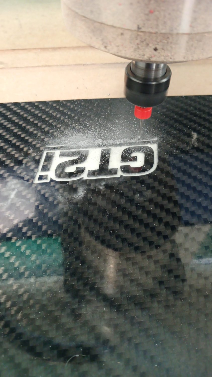 Découpe carbone sur mesure pour l’intégration du module Cartek dans un véhicule de compétition