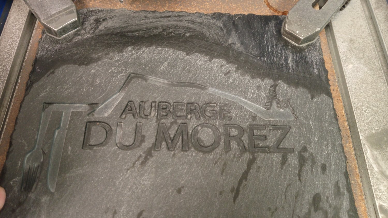 Test de gravure laser fibre sur ardoise – rendu avec logo de l’Auberge du Morez — photo 2